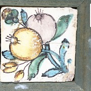 Tres azulejos valencianos de cerámica esmaltada, s.XVIII - 2
