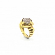 Ring in 22k yellow gold, with translucent quartz.
