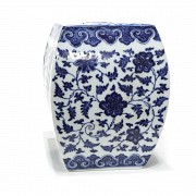 Jarrón de porcelana, azul y blanca, periodo Qianlong (1736 - 1795)