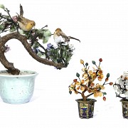 Lote de macetas chinas con bonsai en gemas talladas.