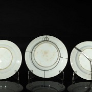 Tres platos esmaltados, Compañía de Indias, S.XIX