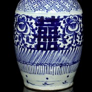 Jarrón azul y blanco con asas, dinastía Qing