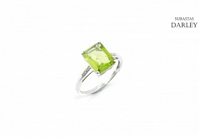 18k white gold ring with a central peridot.