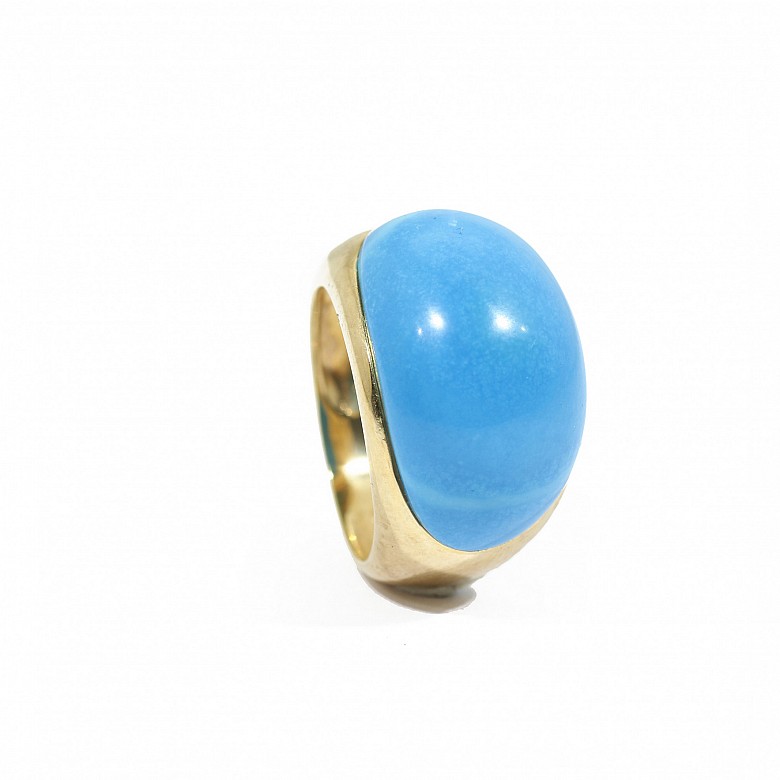 18k yellow gold and turquoise ring.