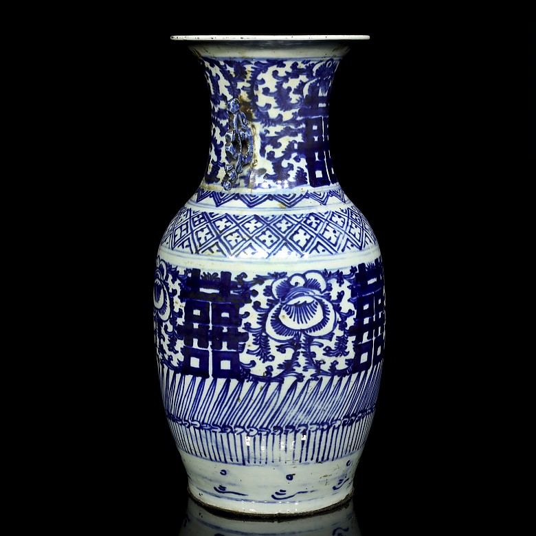 Blue and white vase with handles, Qing dynasty