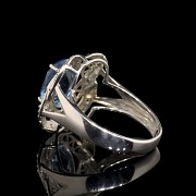 Anillo en oro blanco de 18 k con topacio azul y diamantes - 3