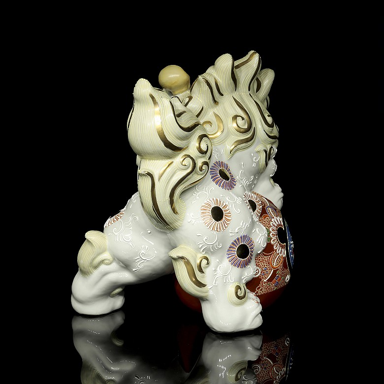 Chinese decorative porcelain lion, 20th century.