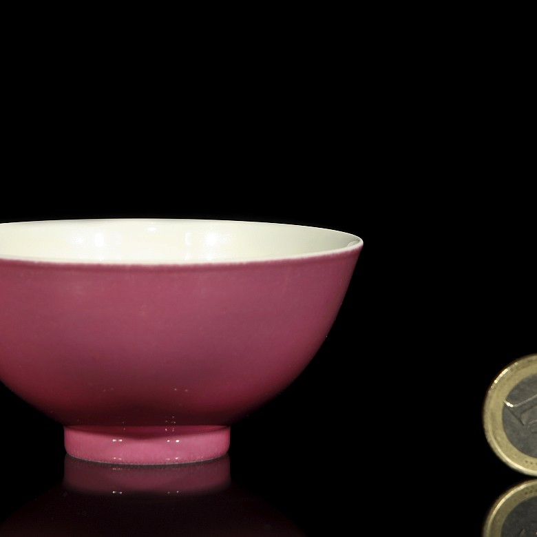 Pink enamelled porcelain bowl, Qing dynasty, Yongzheng