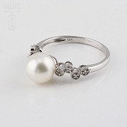 18k white gold ring with pearl and 8 diamonds.