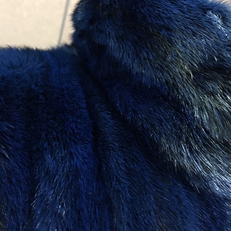 Abrigo de piel de visón color azul.