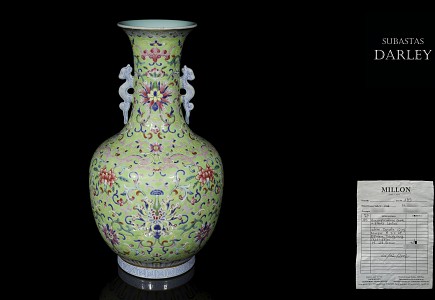 Jarron de porcelana esmaltada y orejas de dragón, dinastía Qing