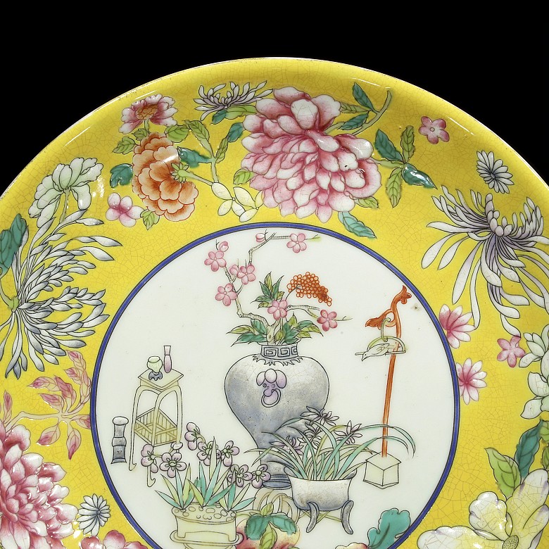 Plato de flores y tesoros con fondo amarillo, S.XX