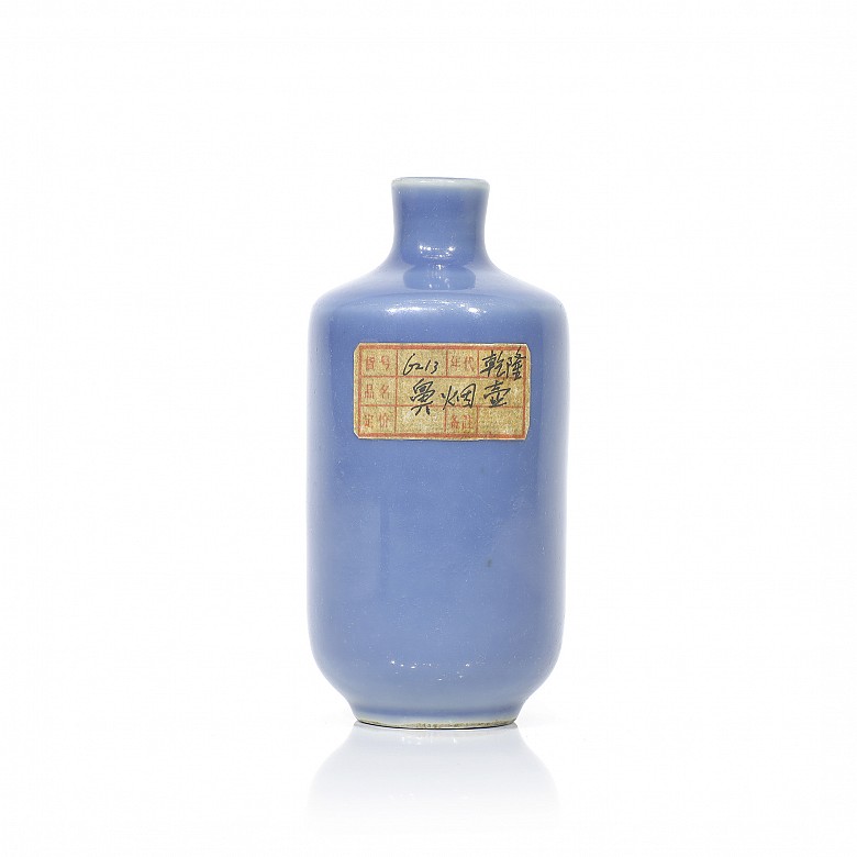 Pequeño jarrón monocromático vidriado en azul, con marca Qianlong