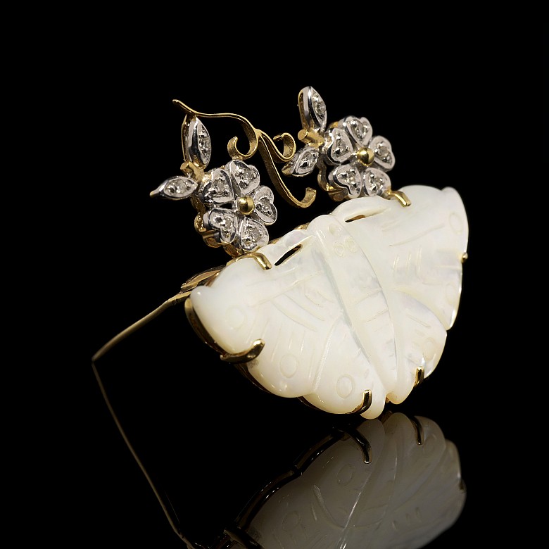 Broche con forma de mariposa en 18 k, nacar y diamantes