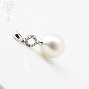 Australian pearl pendant in 18k white gold and diamonds - 1