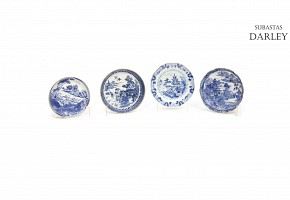 Lote de cuatro platos de porcelana Compañía de Indias, azul y blanco, con paisajes centrales, s.XIX