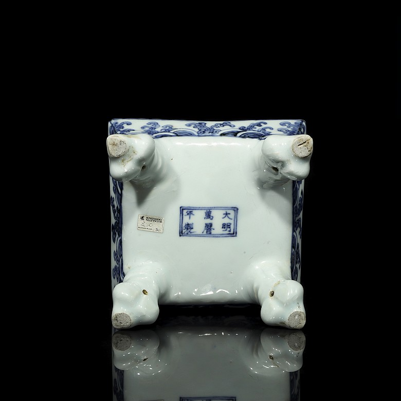 A blue and white porcelain censer, Ming-Qing dynasty