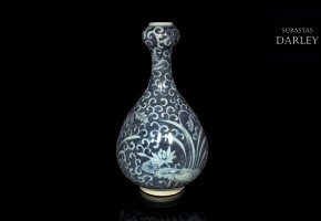 Ceramic vase with lotus scrolls, Ming-Wanli style
