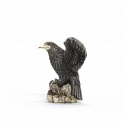 Okimono de marfil “Águila alzando el vuelo”,  ca 1900.