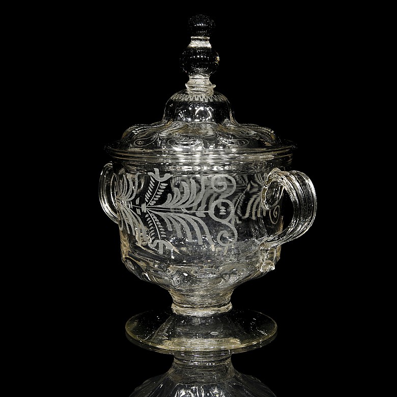 Carved glass bomboniere, 18th  century