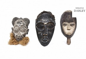 Tres máscaras decorativas africanas.
