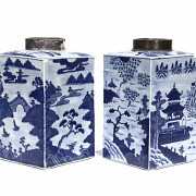 Pair of porcelain vases, late Qing Dynasty.