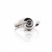 Solitaire with central diamond, in 18k white gold setting.