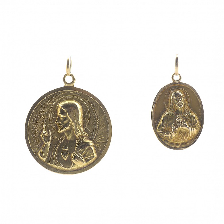 Two 18k yellow gold medals