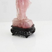 Figura cuarzo rosa china sobre peana de madera. - 4