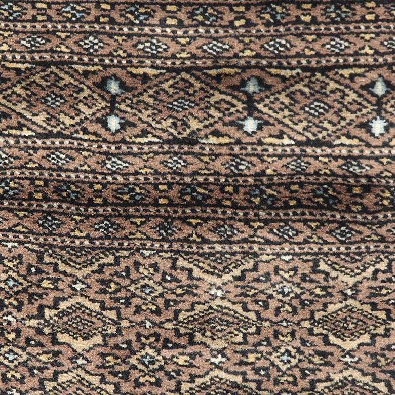 Large oriental woollen rug, Pakistan. - 3