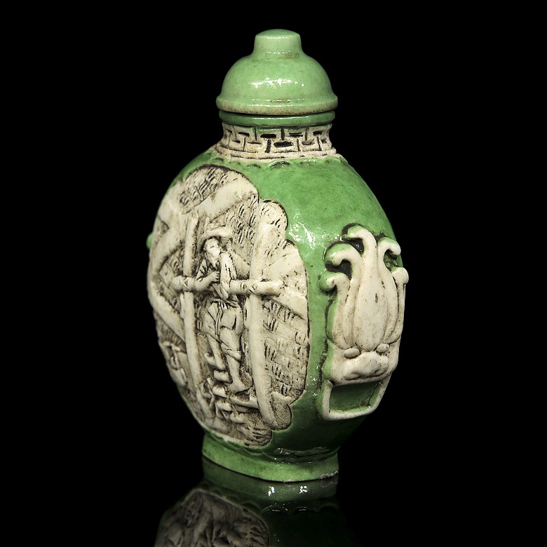 Green and white glazed porcelain snuff bottle