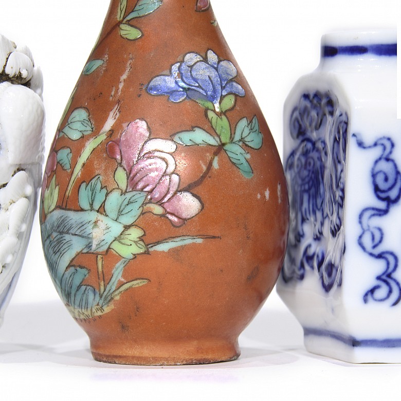 Lote de pequeños objetos de porcelana china, s.XX