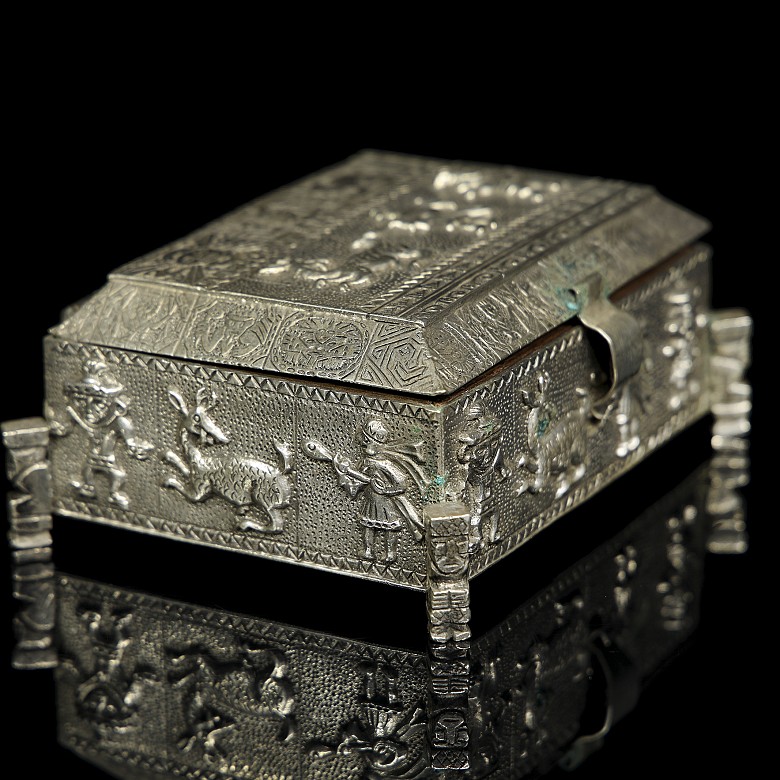 Silver box with pre-Columbian style decorations - 1