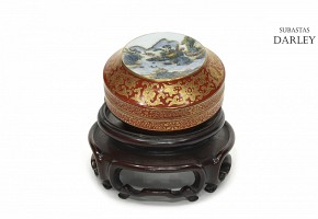 Caja esmaltada y dorada con un paisaje de montaña, dinastía Qing, periodo Daoguang.