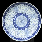 Dos platos de porcelana, azul y blanco, S.XX