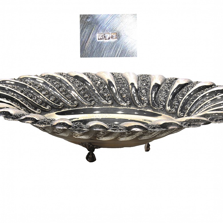 Silver circular tray with galloned eaves, 925 sterling.