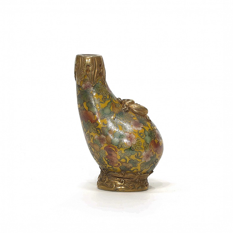 Enamelled glass snuff bottle, with Qianlong seal.