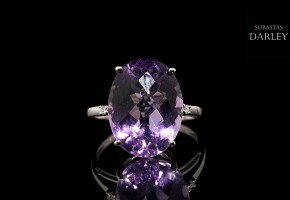 Ring with amethyst and diamonds in 18k white gold