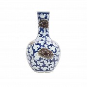 Japanese white and blue glazed porcelain vase, 19th century.