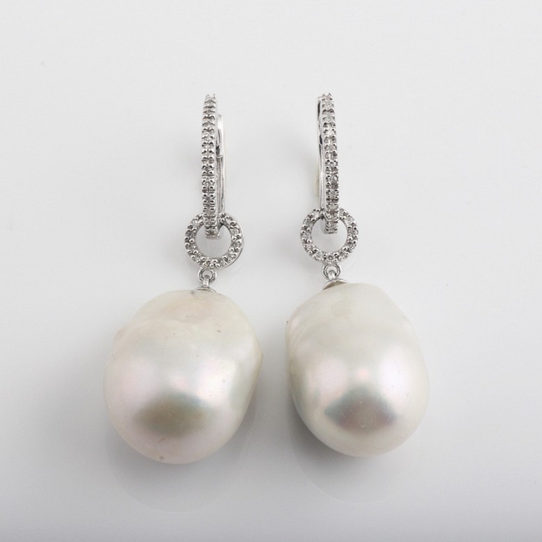 Pendientes perla barroca blanca  y  diamantes 0,15cts en oro blanco