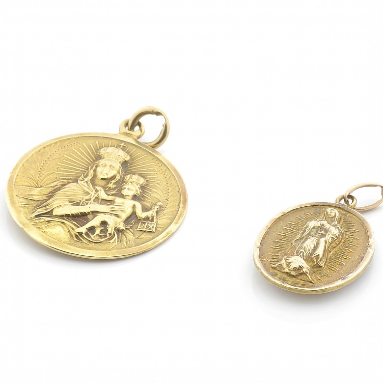 Two 18k yellow gold medals