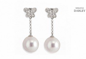 Pearl earrings in 18k white gold and diamonds.
