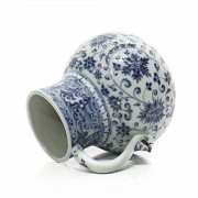 Recipiente con asa de cerámica, azul y blanca, dinastía Ming