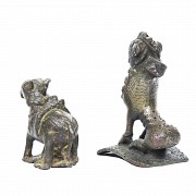 Dos figuras mitológicas de bronce, Indonesia, S.XIX - XX - 4