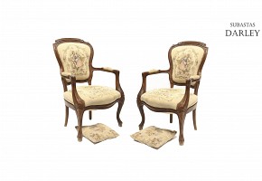 Pareja de sillas de brazos con tapicería y cojines de estilo Aubusson, s.XX