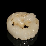 Figura de jade blanco con dragón, dinastía Han del este