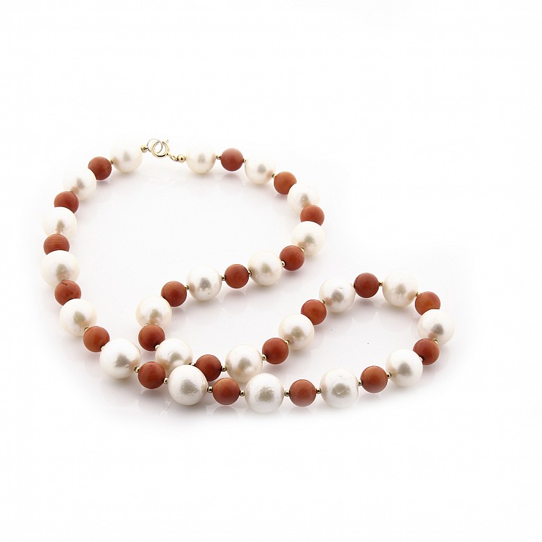 Elegant pearl, coral and 18k gold necklace.