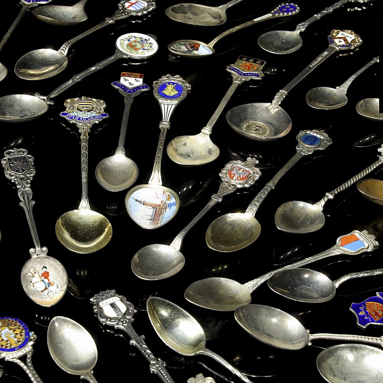 Colección de cucharillas de plata con esmaltes, S.XX