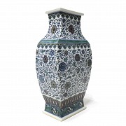 Jarrón de cerámica esmaltada con flores, con sello Qianlong.
