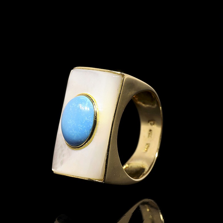 Turquoise and mother-of-pearl ring in 18k yellow gold